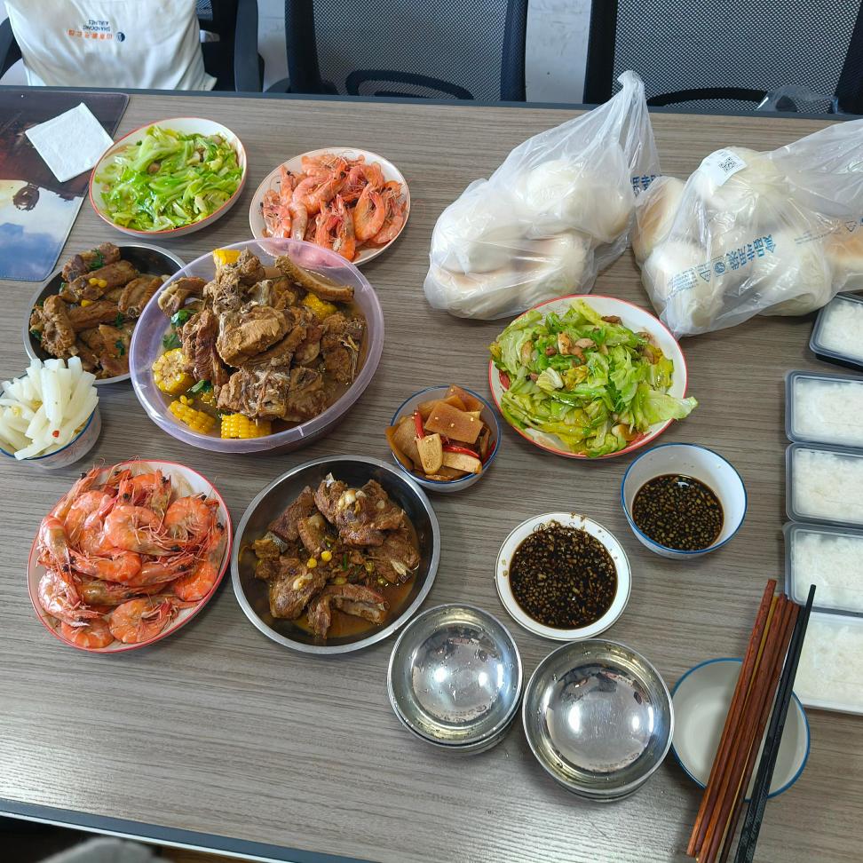 Bosses masak nedha awan kanggo kabeh wong!