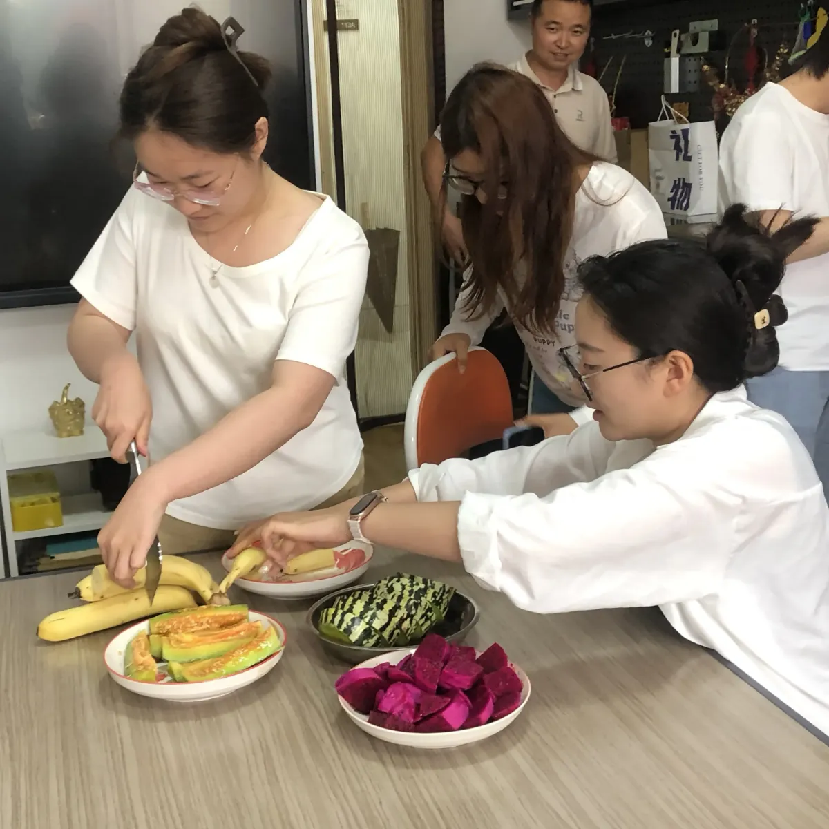 Kumpul Teh Sore Kantor Nggawe Anget kanggo Zemeijia